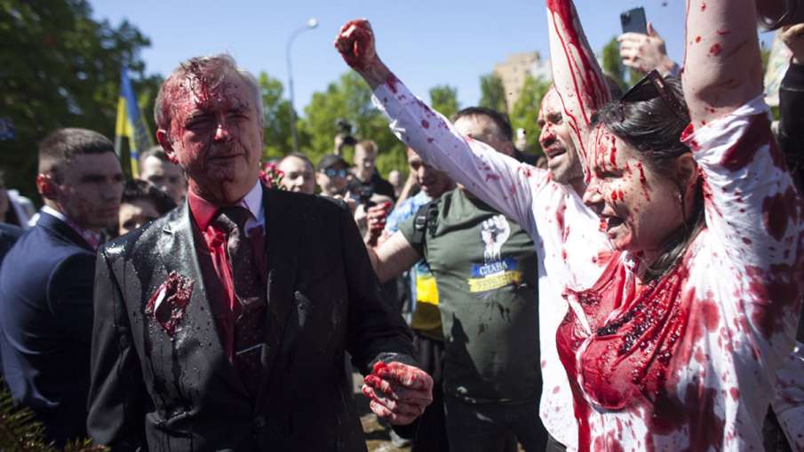 You are currently viewing पोल्याण्डमा रुसी राजदूतको विरोध, अनुहारमा रातो पेन्ट फाले