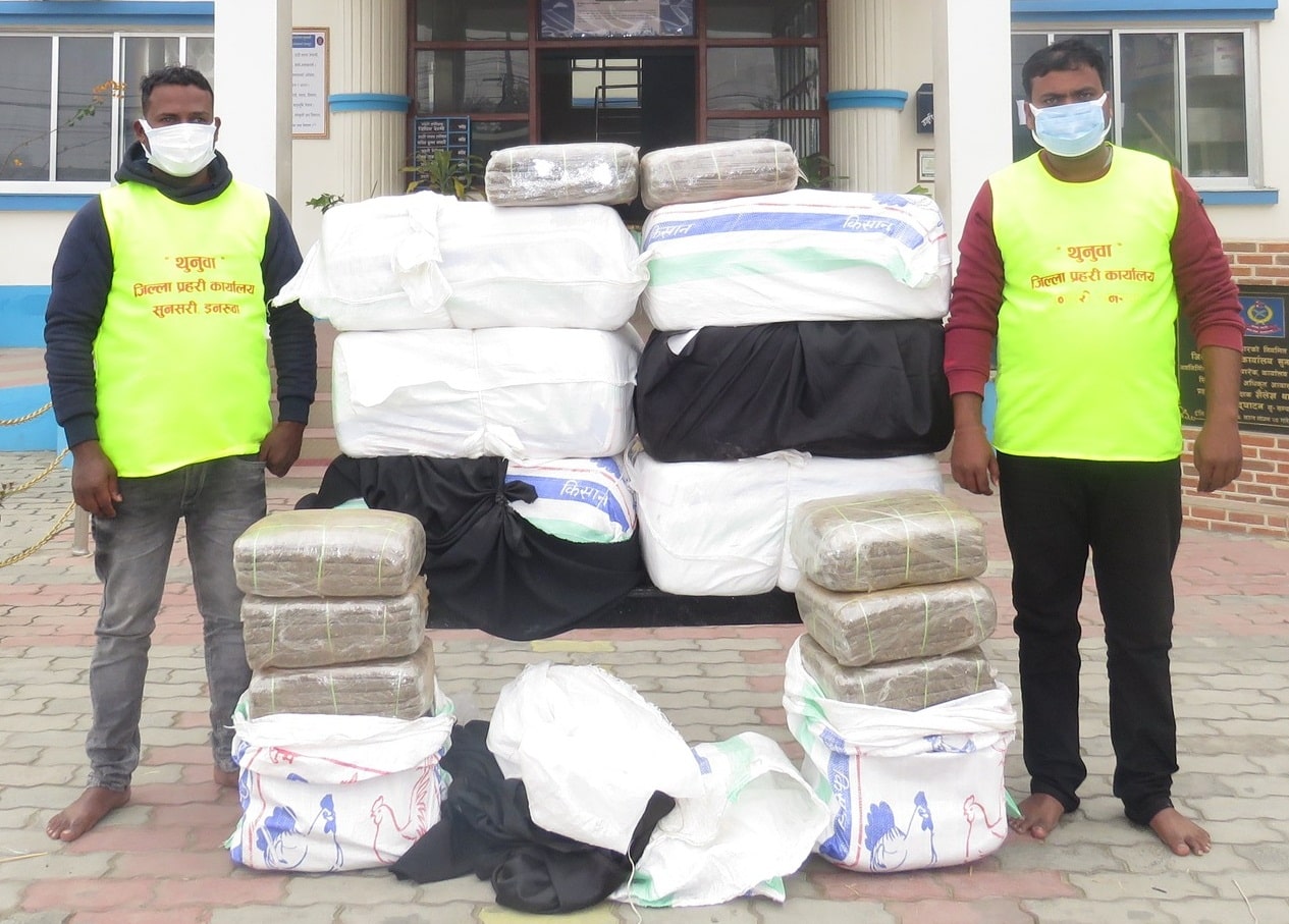 You are currently viewing घरमा राखेको २ सय किलो गाँजा सहित २ जना पक्राउ