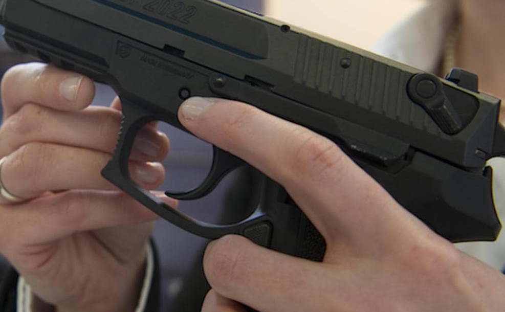 You are currently viewing प्रेमिकालाई होटलमा लगेर युवकले हाने मुखमा गोली