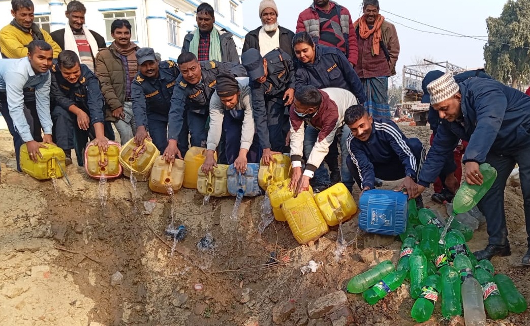 You are currently viewing प्रहरीहरु द्वारा घरेलु मदिरा नष्ट