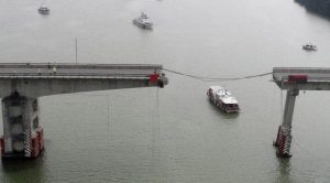 Read more about the article चीनको गुआङझाउमा जहाज पुलसँग ठोक्किँदा २ जनाको मृत्यु