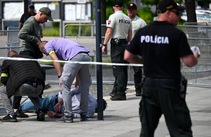 You are currently viewing स्लोभाकियाका प्रधानमन्त्री फिकोलाई हान्यो गोली, आक्रमणकारी प्रहरीको नियन्त्रणमा