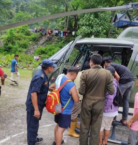 Read more about the article पहिरोले एकै घरका २ जनाको मृत्यु र १ जना घाईतेको सेनाको हेलीकप्टरबाट उद्धार