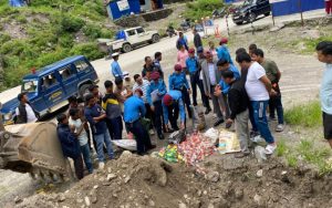 Read more about the article प्रहरी द्वारा बरामद गरिएको चिनियाँ रक्सी नष्ट