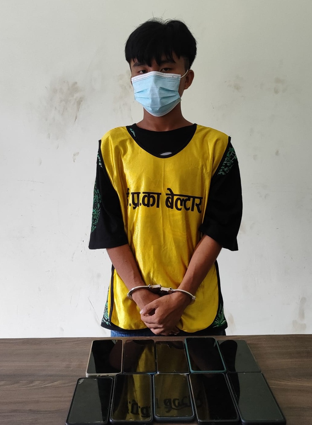 You are currently viewing चोरीको १० ओटा मोबाईल सहित १ जना पक्राउ